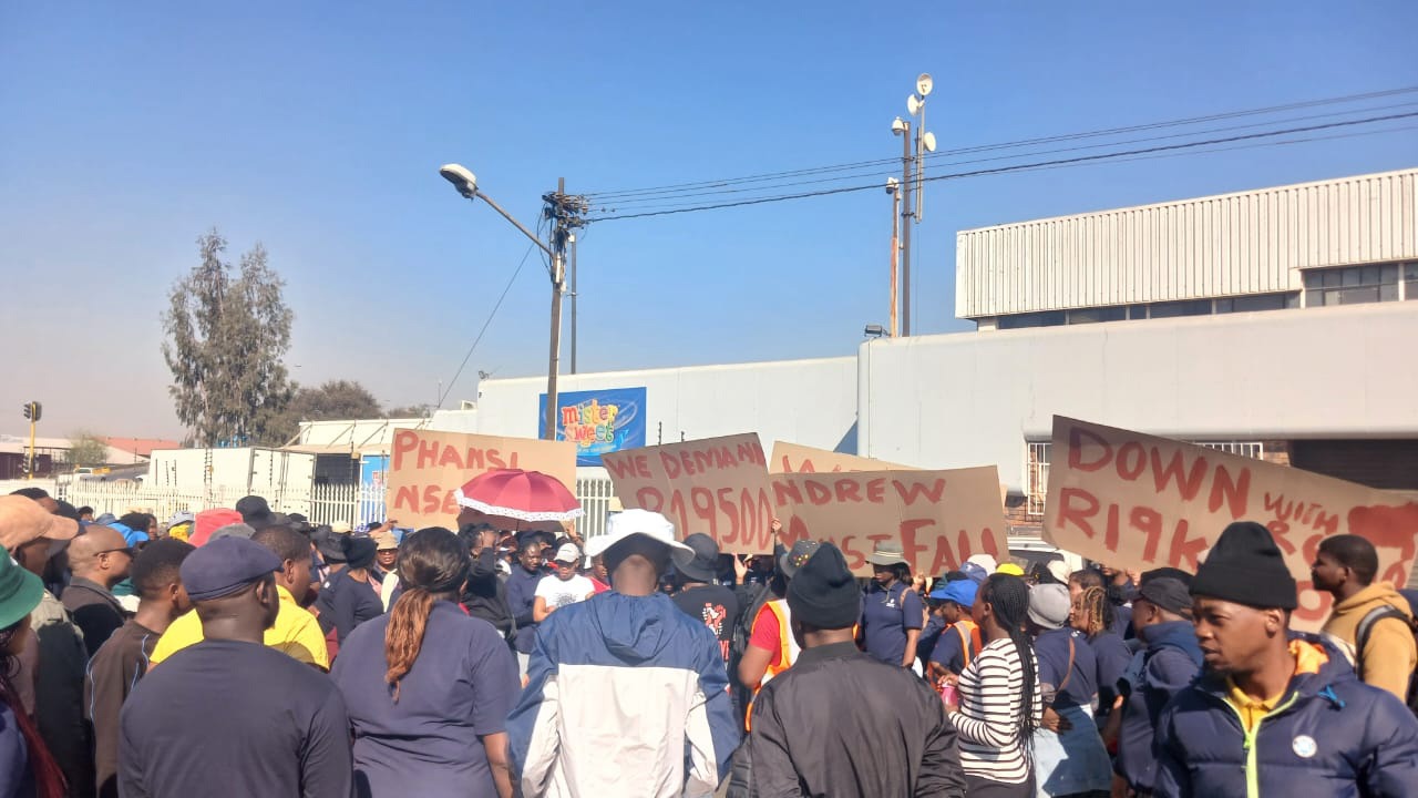 simunye-workers-forum-protesters-outside-mister-sweet-in-wadeville-germiston